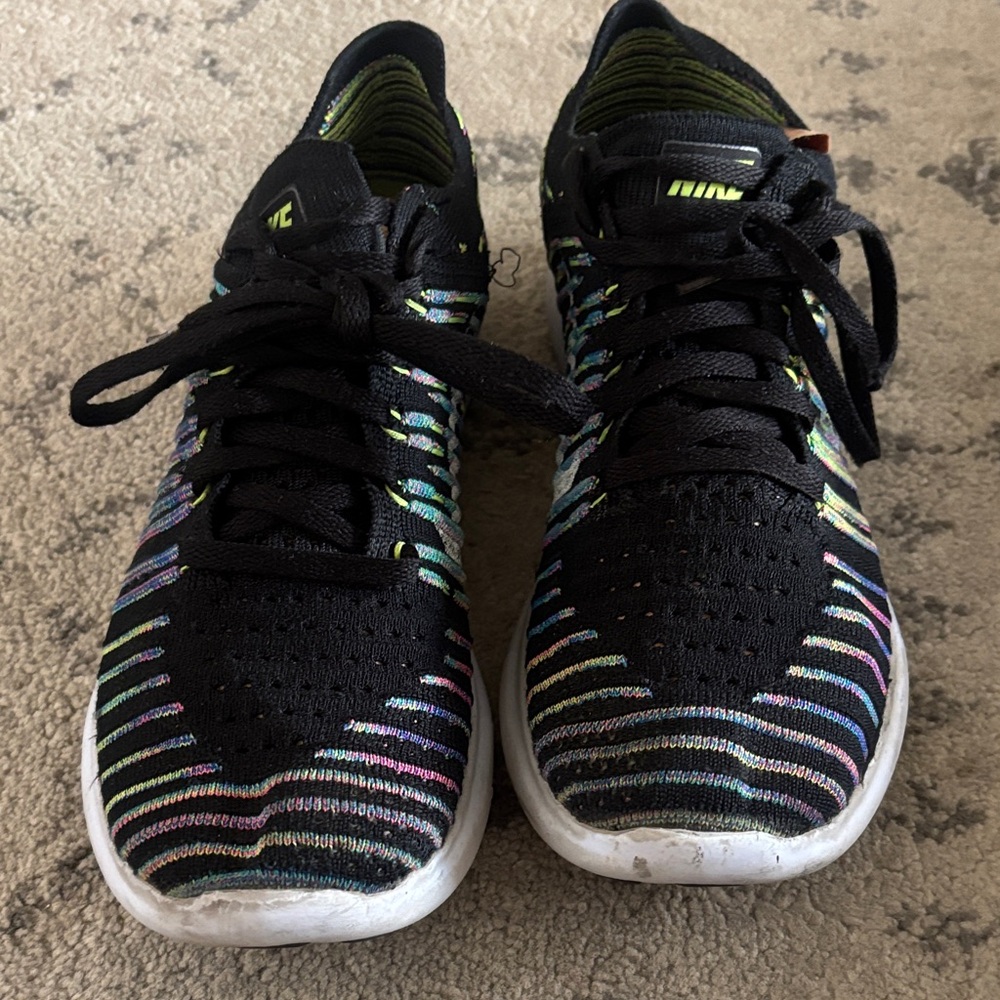Women’s Sz 8 Nike Black and Multicolor Free Run flynit